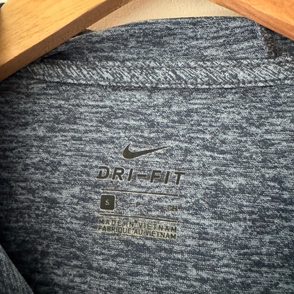 Nike Lightweight Long‎ Sleeve Athletic Dri-Fit Hoodie - Picture 5 of 5